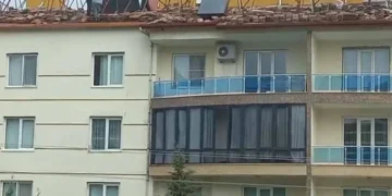 Karapınar’da 4 katlı binanın çatısında tehlikeli çalışma kamerada