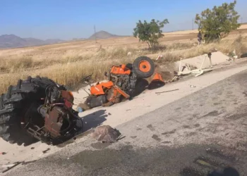 Konya-Karaman yolunda kamyonetle çarpışan traktör ikiye bölündü: 1 ağır yaralı