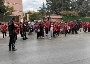 Konya zabıtasından öğrenciler için güvenli geçiş uygulaması