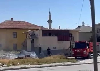 Konya’da boş arazide ve ev bahçesinde yangın çıktı