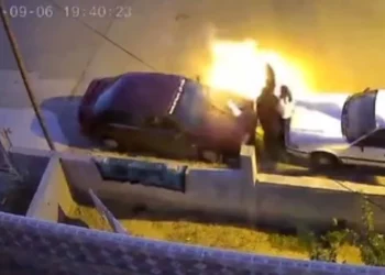 Konya’da doğum günü kutlamasında talihsiz an: Meşale otomobile zarar verdi