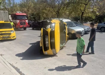 Konya’da iki araç çarpıştı: Ticari taksi yol ortasına devrildi