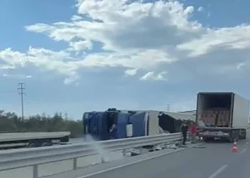 Konya’da kontrolden çıkan tır devrildi: 1 yaralı