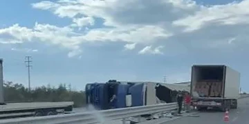 Konya’da kontrolden çıkan tır devrildi: 1 yaralı