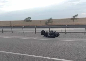 Kulu’da motosiklet refüje devrildi: 1 yaralı