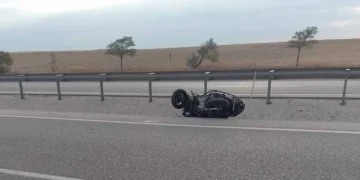 Kulu’da motosiklet refüje devrildi: 1 yaralı