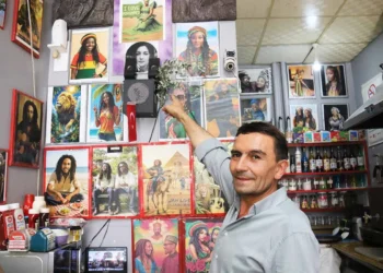 Bob Marley’nin hayatından etkilendi, Konya’da 10 liraya çay satıyor