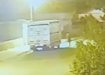 Karapınar’da kimliği belirsiz kişi kamyoneti benzin dökerek ateşe verdi