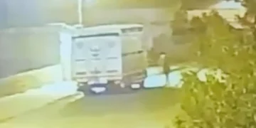 Karapınar’da kimliği belirsiz kişi kamyoneti benzin dökerek ateşe verdi