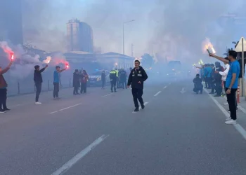 Konya’da Filistin Milli Takımı stadyuma meşalelerle girdi