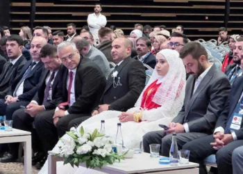 Konya’da gelin ve damat, düğünleri öncesi MHP kongresine katıldı