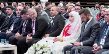 Konya’da gelin ve damat, düğünleri öncesi MHP kongresine katıldı