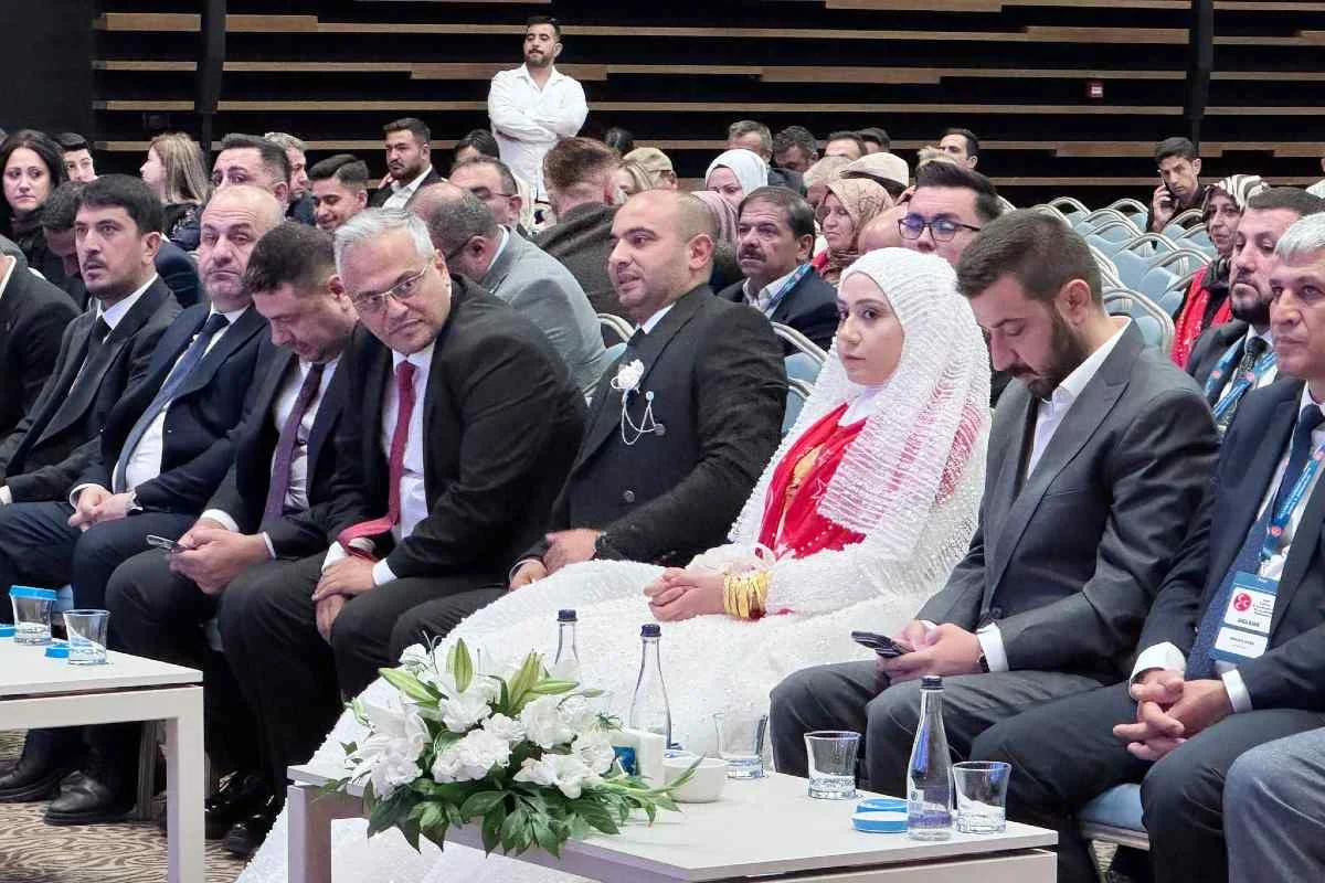 Konya’da gelin ve damat, düğünleri öncesi MHP kongresine katıldı