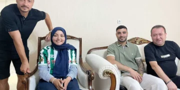 Konyaspor’dan kanser tedavisi gören genç taraftar Sude Ay’a destek ziyareti