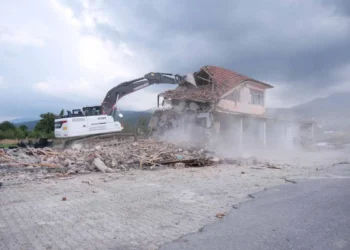 Akşehir Gölçayır’a modern hal geliyor: Eski binanın yıkımına başlandı