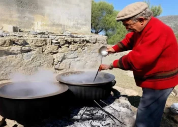 Bozkır tahiniyle tüketilen harnup pekmezine yoğun ilgi