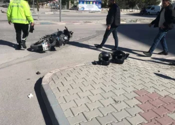 Ereğli’de motosiklet ile SUV kavşakta çarpıştı