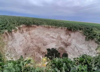 Karapınar’da tarım arazisinde 15 metrelik obruk