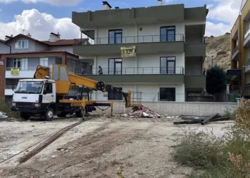 Konya’da sepetli vinçten düşen işçi yaralandı
