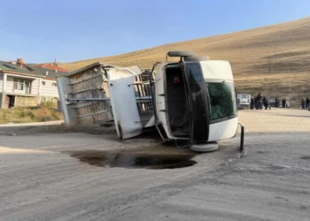 Kulu’da hafriyat yüklü tır devrildi, sürücü hastaneye kaldırıldı