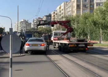 Konya’da tramvay hattına giren otomobil ahtapot çekiciyle kaldırıldı