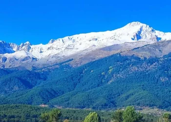 Beyşehir’de Anamas Dağı’nın zirvesine mevsimin ilk karı düştü