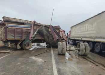 Karapınar’da kaygan yol kazaya neden oldu, kamyon karşı şeride geçti