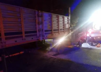 Karapınar’da yarı römorka çarpan motosiklet sürücüsünün hayati tehlikesi var