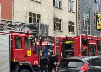 Karatay’da 3 katlı apartmanda yangın paniği