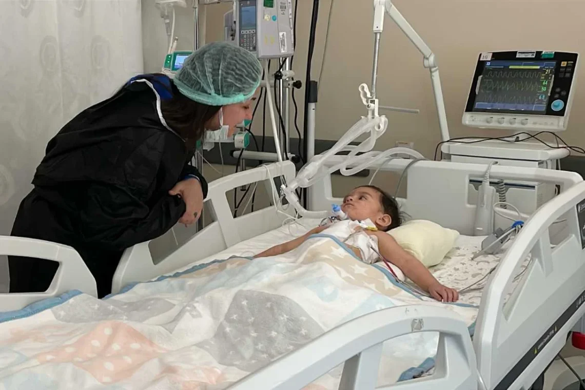 Saatler süren operasyonun ardından Cabir Ata Kıran, annesi Edanur Kıran ile birlikte. (Fotoğrafçı: İbrahim Yetkin / İhlas Haber Ajansı / İHA)