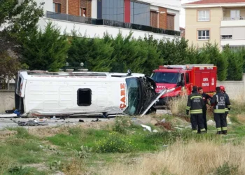 Konya’da servis minibüsü ile otomobil çarpıştı: 8’i çocuk 9 yaralı