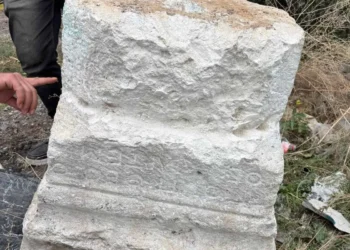 Konya’da tarihi kaideyi kepçeyle söküp çaldılar: 3 şüpheliye işlem