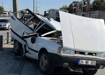 Konya’da Tofaş refüje çarptı, otomobil hurdaya döndü: 4 yaralı