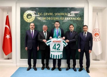 Konyaspor’dan Bakan Kurum’a ziyaret ve forma hediyesi