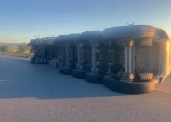 Kulu’da pancar yüklü tır şarampole devrildi