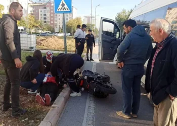 Seydişehir’de minibüs motosiklete çarptı: 1 yaralı